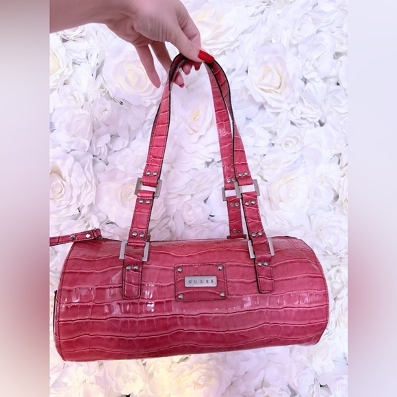 ✨Y2K VINTAGE GUESS PINK BARRL BAG PINK CROC BARREL BAG PINK GUESS SHOULDER BAG✨ - Picture 6 of 8